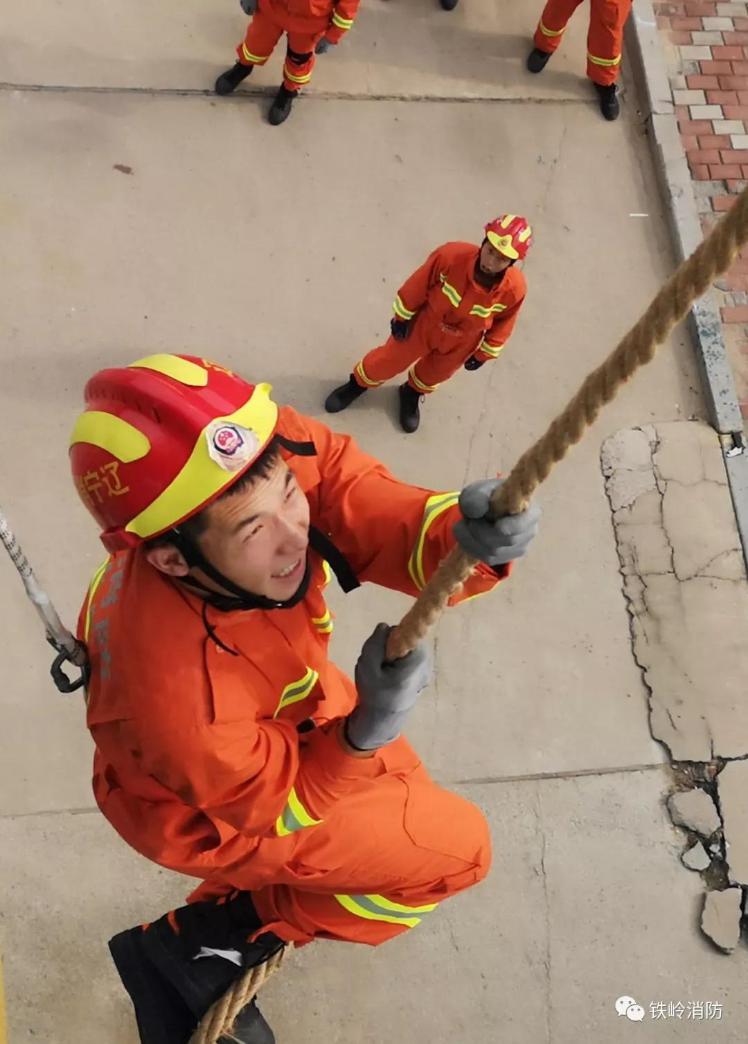 冰球大奖赛，岭东玄武队与东城闪电队逆转，体能对抗拉满！禁区内连续解围的简单介绍